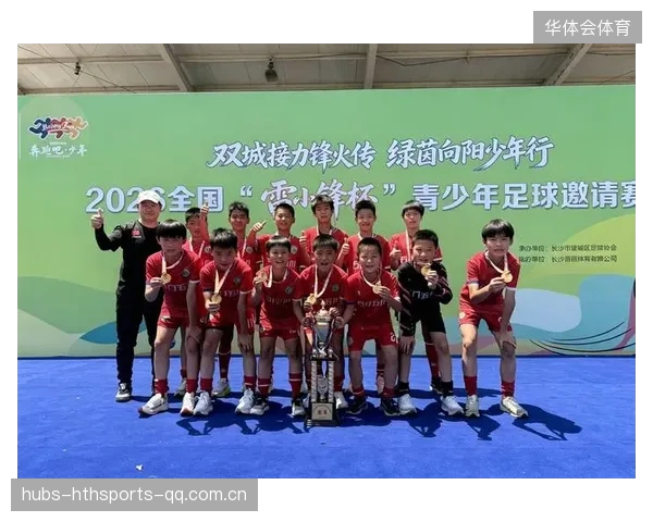 足球小将连过五人破门,联赛解说员当场拍桌尖叫——震撼瞬间引爆足球激情 足球小将连过五人破门,联赛解说员当场拍桌尖叫——震撼瞬间引爆足球激情